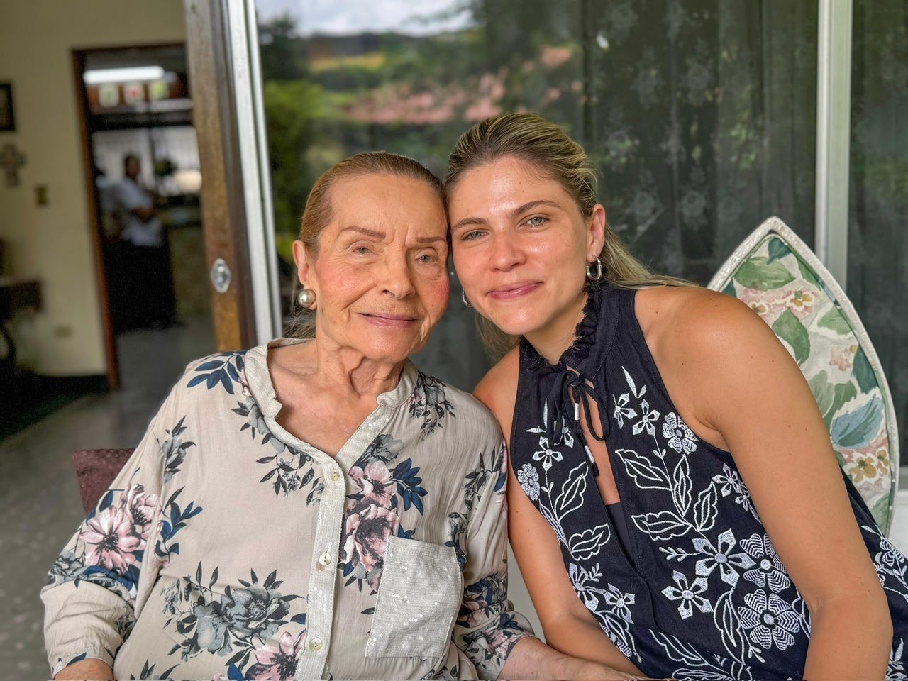 Doña Stella junto a su nieta Judith